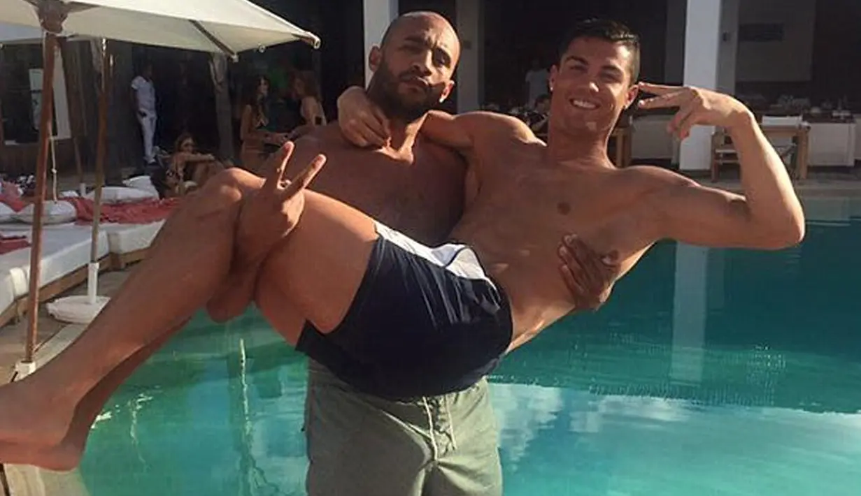 Pemain Real Madrid, Cristiano Ronaldo disebut-sebut sedang dekat dengan seorang petinju asal Maroko, Badr Hari. Dalam beberapa foto yang diunggah Badr lewat akun Instagramnya, kedua pria tersebut memang terlihat begitu dekat dan mesra. (dailymail.co.uk)