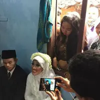 Coba tengok riasan makeup si nenek lebih jelas. "Wow" banget! Siapa sih tukang makeup-nya? (Foto: Facebook)