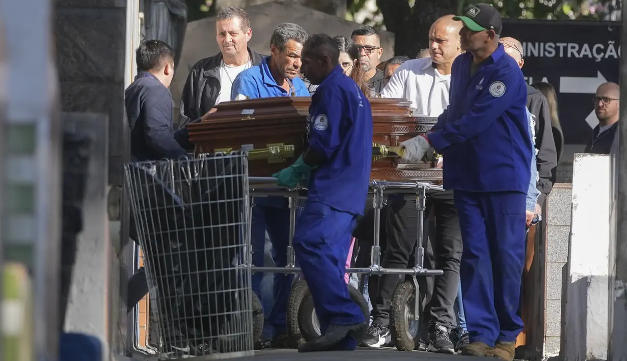 Pilot pesawat yang jatuh di Brasil pekan lalu  menjadi orang pertama yang dimakamkan di antara 62 korban, sementara pihak berwenang terus berupaya untuk menentukan apa sebenarnya penyebab kecelakaan itu. (AP Photo/Andre Penner)
