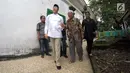 Saifudin Aswari menggandeng seorang kakek saat ziarah ke makam Sultan Mahmud Badaruddin di Palembang, Sumsel, Jumat (26/1). Saifudin Aswari dan M Irwansyah didukung oleh Partai Gerindra dan PKS. (Liputan6.com/Aswari)