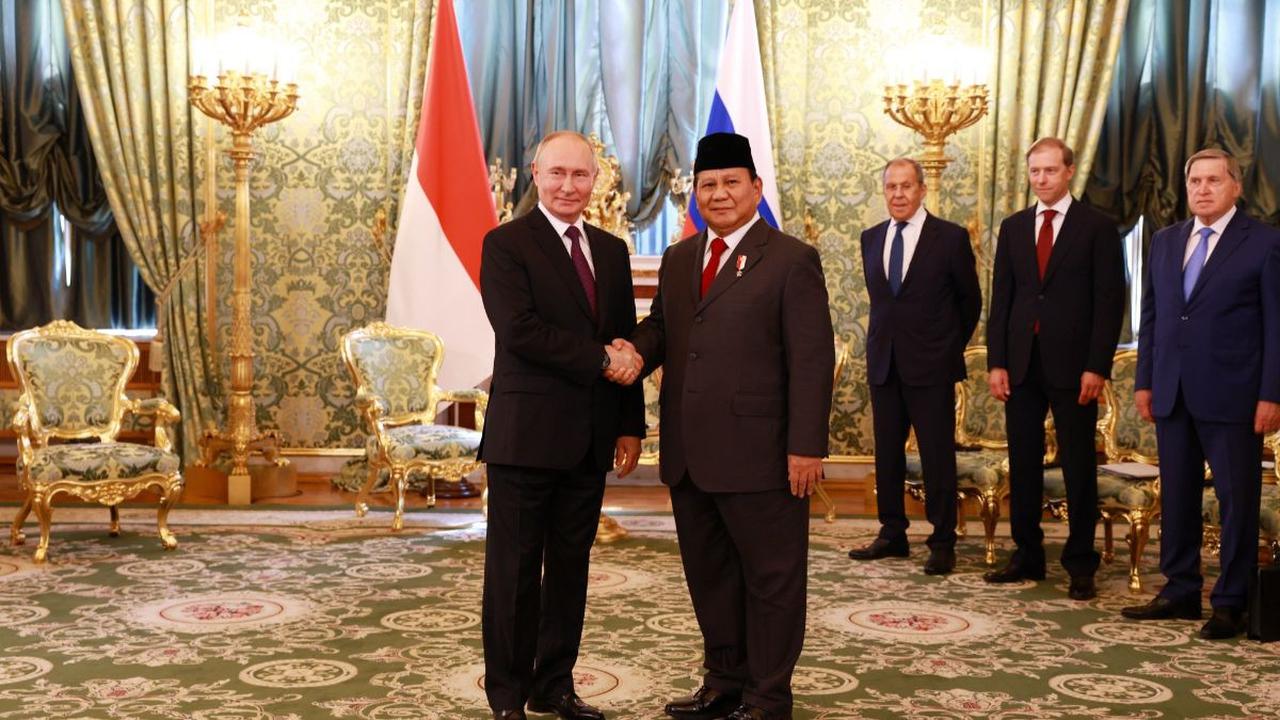 Dua Momen Akrab Prabowo Genggam Erat Tangan Presiden Putin, Berjalan Gagah Dikawal Mayor Teddy
