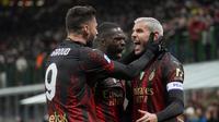 Bek AC Milan Theo Hernandez berselebrasi dengan rekan setimnya setelah mencetak gol ke gawang Atalanta  pada lanjutan Liga Italia Serie A musim 2022/2023, Senin (27/2/2023) dini hari WIB. AC Milan meraih empat kemenangan beruntun dengan menghajar tamunya Atalanta 2-0. (AP Photo/Antonio Calanni)