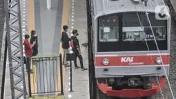 Calon penumpang saat menaiki KRL Commuter Line di Stasiun Jatinegara, Jakarta, Senin (2/1/2023). Pemerintah pusat mengalokasikan subsidi pada kebijakan tarif yang sudah berlaku sekitar lima tahun terakhir sehingga pengguna KRL di Jabodetabek hanya perlu membayar Rp3.000 untuk 25 km pertama, dan Rp1.000 untuk setiap 10 km berikutnya. (merdeka.com/Iqbal S Nugroho)