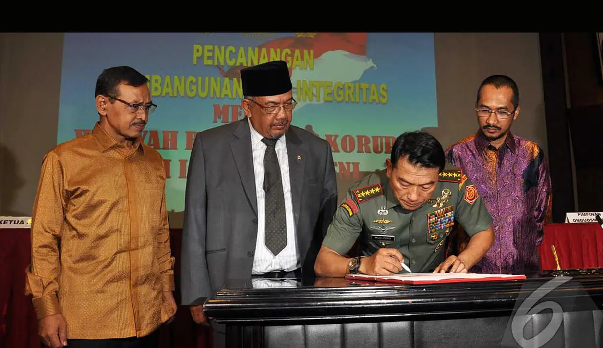 Penandatanganan piagam itu disaksikan langsung Menteri PAN-RB Azwar Abubakar, Ketua KPK Abraham Samad dan Ketua Ombudsman RI Danang Garindrawardana, Jakarta, Senin (11/8/2014) (Liputan6.com/Miftahul Hayat)