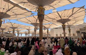 Jemaah haji Indonesia beribadah di Masjid Nabawi, Madinah, sebelum digeser ke Makkah. (dok. Media Center Haji 2026)