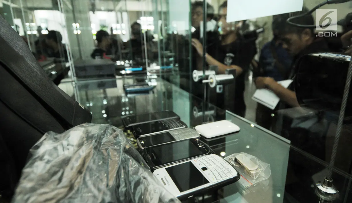 Deretan handphone (HP) berbagai jenis di intalasi yang akan dilelang di gedung KPK, Jakarta, Jumat (20/7). Handphone tersebut hasil sitaan KPK terhadap para koruptor yang ketangkap KPK. (Merdeka.com/Dwi Narwoko)