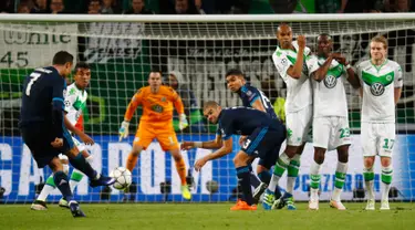 Gelandang Real Madrid, Cristiano Ronaldo melakukan tendangan bebas saat menghadapi Wolfsburg pada leg pertama liga champions di Stadion Volkswagen Arena, Wolfsburg, Jerman (7/4). Madrid takluk atas Wolfsburg dengan skor 2-0. (Reuters/Kai Pfaffenbach)