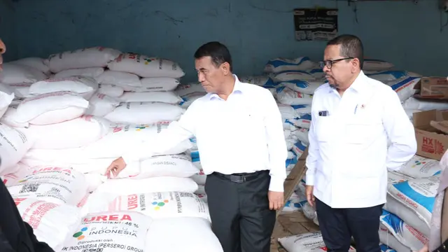 Menteri Pertanian (Mentan) Andi Amran Sulaiman dan Kepala Staf Kepresidenan (KSP) Muhammad Qodari sidak ke Kios Pupuk Mitra Tani Sejati di Provinsi Lampung.