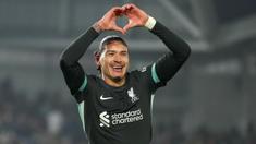 Pemain Liverpool, Darwin Nunez melakukan selebrasi setelah mencetak gol kemenangan dalam laga lanjutan Liga Inggris 2024/2025 melawan Brentford di Gtech Community Stadium, London, Inggris, Minggu (19/01/2025) WIB. (AP Photo/Kirsty Wigglesworth)