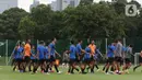 Pemain Timnas Indonesia U-22 usai mengikuti latihan perdana di Lapangan D, Kompleks Gelora Bung Karno, Senayan, Jakarta, Rabu (10/2/2021). Latihan perdana Timnas U-22 diikuti 31 pemain yang dipersiapkan untuk ajang SEA Games 2021 di Vietnam. (Liputan6.com/Helmi Fithriansyah)