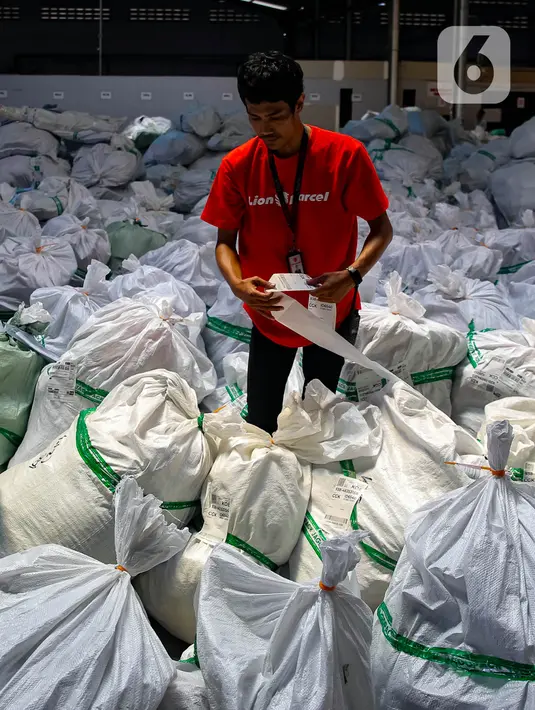 Peningkatan masyarakat untuk berbelanja secara daring atau online secara otomatis turut meningkatkan permintaan terhadap jasa pengiriman. (Liputan6.com/Angga Yuniar)