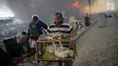 Warga menyelamatkan ayam peliharaannya saat kebakaran ratusan rumah bedeng di permukiman liar belakang Hotel Alexis, Pademangan, Jakarta, Sabtu (16/9). Saat memadamkan api, petugas kesulitan karena minimnya sumber air. (Liputan6.com/Faizal Fanani)