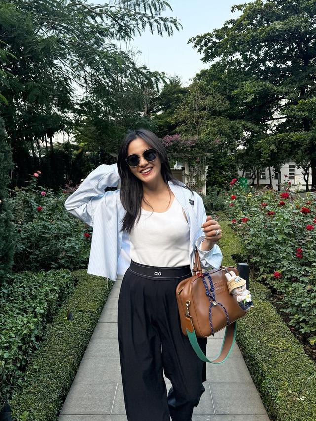 Adu Gaya Nagita Slavina dan Ririn Ekawati Pakai Tas Mewah dengan Gantungan Tas yang Jadi Tren