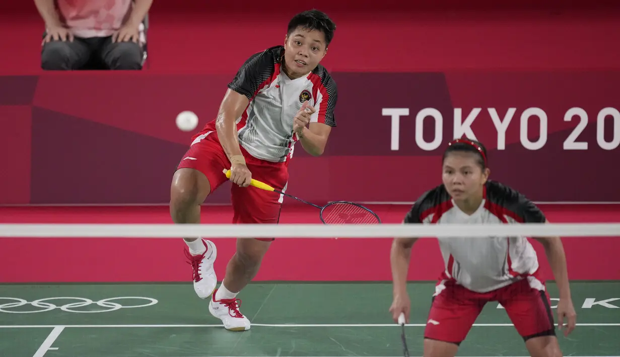 Ganda putri Indonesia Greysia Polii dan Rahayu Apriani melawan Yuki Fukushima dan Sayaka Hirota dari Jepang pada penyisihan Grup A cabang bulu tangkis Olimpiade Tokyo 2020 di Musashino Forest Sports Plaza, Selasa (27/7/2021). Greysia / Apriyani menang 24-22, 13-21, dan 21-8. (AP/Dita Alangkara)