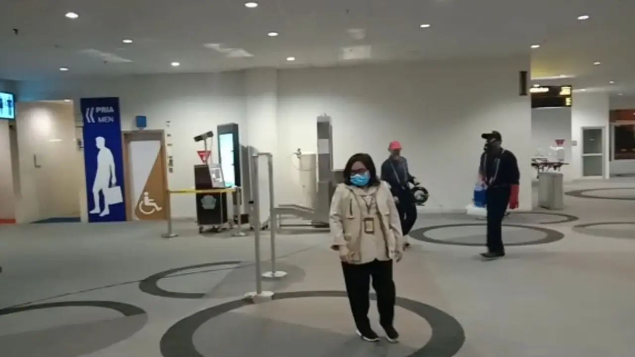 Penyemprotan cairn disinfektan di Bandara Kualanamu