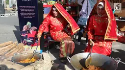 Peserta pameran memasak jamur dalam Padang KulineRun 2017, di Kota Padang, Sumatera Barat, Minggu (24/09). Lomba lari dengan memadukan wisata kuliner bertujuan untuk lebih memperkenalkan pariwisata kota Padang. (Liputan6.com/Fery Pradolo)