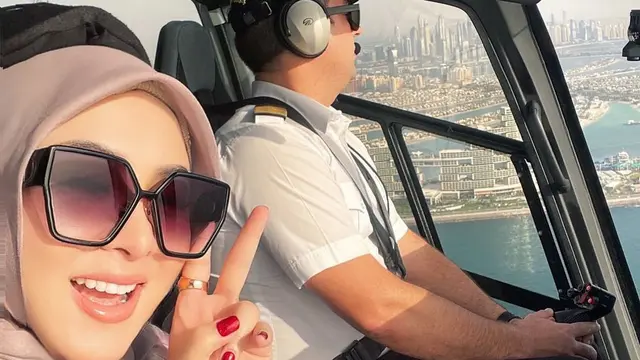 Syahrini naik helikopter di Dubai (Instagram/princessyahrini)