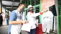 Relawan Indonesia Bersatu Lawan Covid-19 menggelar rapid test di Stadion Candrabraga, Kota Bekasi.