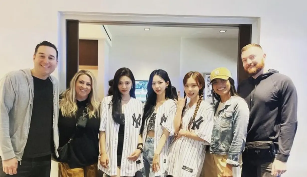 Karina, Ningning, dan Winter, tampak kompak bergaya sporty dengan jersey baseball.  [Foto: respectful owner/rsp]
