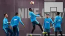 Striker Barcelona, Ousmane Dembele (tengah) menyundul bola saat i sesi latihan di Pusat Olahraga Joan Gamper di Sant Joan Despi, (1/3). Barcelona akan bertanding melawan Real Madrid pada lanjutan Liga Spanyol di Santiago Bernabeu. (AFP Photo/Lluis Gene)