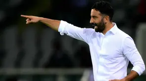 Pelatih AC Milan asal Portugal, Ruben Amorim, memberikan isyarat dari pinggir lapangan dalam pertandingan Serie A Italia antara Torino FC dan AC Milan di Stadion Olimpiade Grande Torino di Turin, Italia utara, pada 24 Agustus 2026. (Marco Bertorello/AFP)