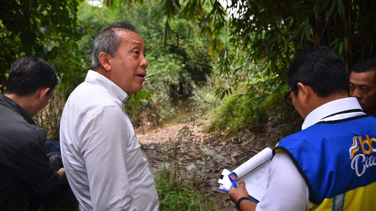 Wakil Ketua DPR RI Saan Mustopa melakukan kunjungan kerja, dengan meninjau lokasi penyebab banjir Desa Karangligar, Telukjambe Barat, Kabupaten Karawang, Jawa Barat.
