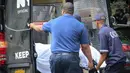Petugas medis memasukkan jasad desainer ternama Kate Spade ke dalam mobil ambulans dari apartemennya di Park Avenue, New York. Selasa (5/6). pade merupakan desainer tas di awal 1990-an yang membuat heboh di dunia mode dunia. (AP Photo/Bebeto Matthews)