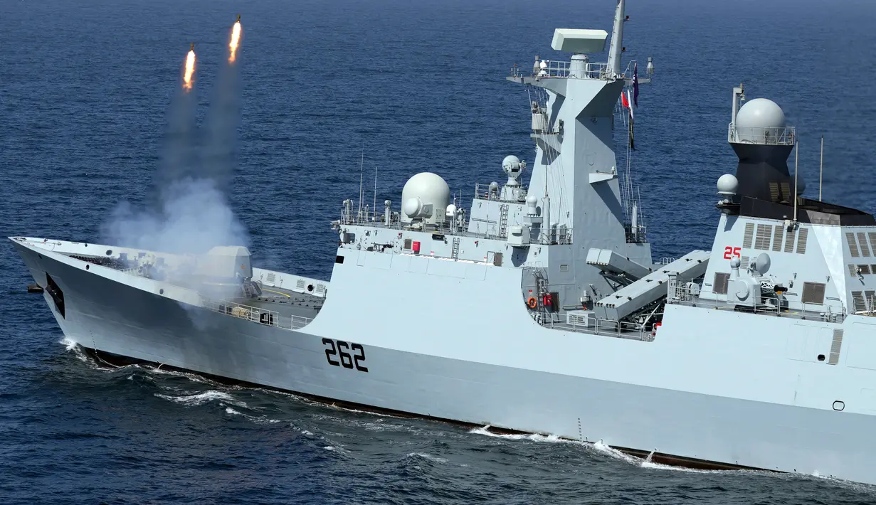 Sebuah kapal perang Pakistan meluncurkan rudal saat latihan multinasional AMAN-23 di Laut Arab dekat Karachi, Pakistan, 13 Februari 2023. Kapal perang lebih dari 50 negara termasuk Amerika Serikat, China, Jepang, dan Indonesia berpartisipasi dalam latihan multinasional lima hari yang diselenggarakan oleh Angkatan Laut Pakistan di Laut Arab untuk meningkatkan kerja sama dalam menjaga keamanan laut dari perompak, teroris, dan penyelundup. (AP Photo/Fareed Khan)