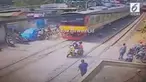 Padahal saat itu sinyal perlintasan kereta di Pasar Minggu masih berbunyi tapi pemotor ini nekat menerobos palang kereta. Alhasil, pemotor nyaris tersambar kereta api.