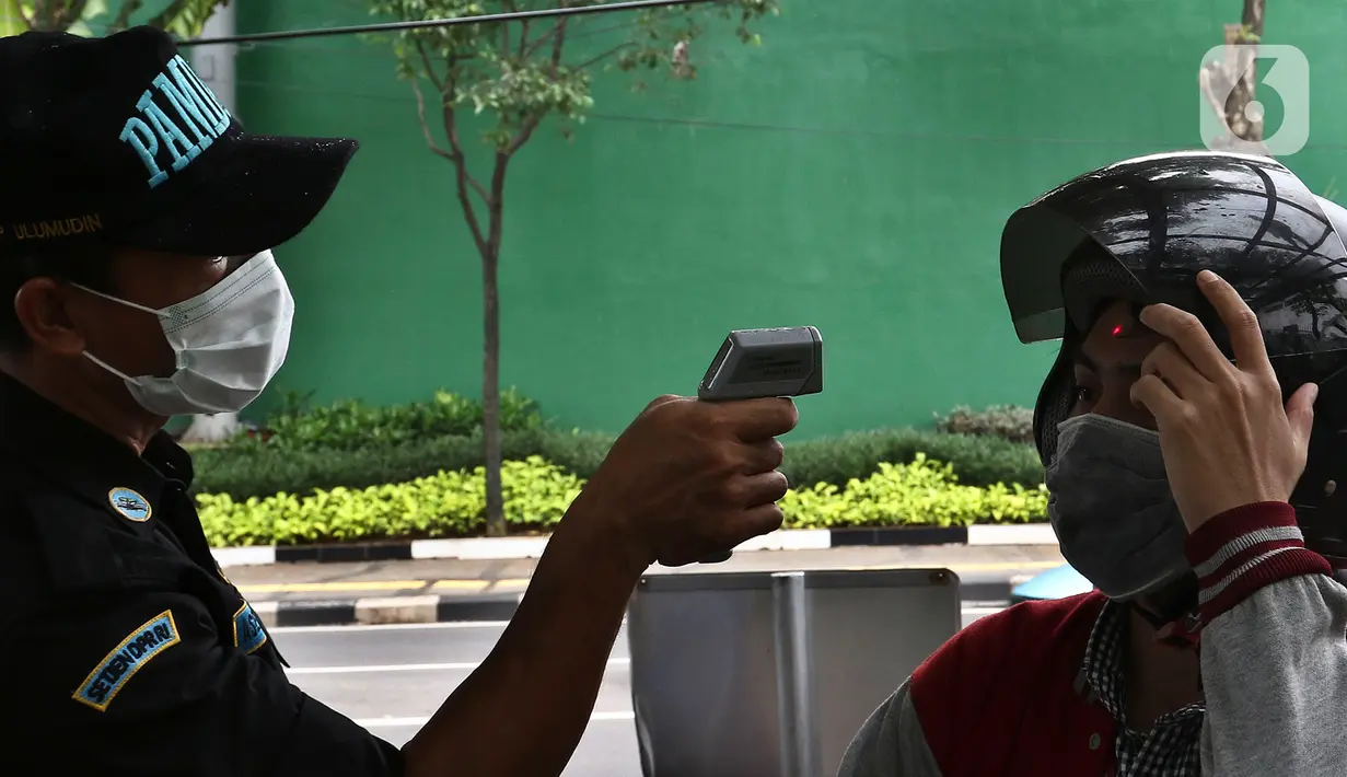 Pengendara sepeda motor menjalani pengecekan suhu tubuh saat akan masuk Kompleks Parlemen di Senayan, Jakarta, Kamis (5/3/2020). Pengecekan dilakukan sebagai tindakan preventif terkait penyebaran virus corona (COVID-19) setelah dua WNI dinyatakan positif terinfeksi. (Liputan6.com/Johan Tallo)