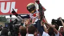 Marc Marquez (atas) diangkat Tim Repsol Honda MotoGP di Sirkuit Motegi, Jepang, (12/10/2014). Marc Marquez kembali meraih gelar juara dunia MotoGP. (AFP PHOTO/Toshifumi Kitamura) 