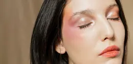 Dusty rose adalah warna pink yang telah “diredam” dengan sentuhan abu-abu, cokelat, atau ungu. [Dok/freepik.com]