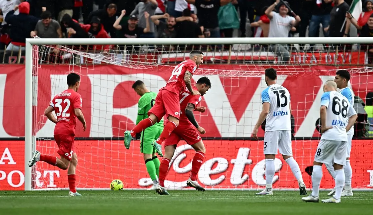 <p>Apalagi, klub yang kerap dijuluki AC Milan KW itu mencatat rekor dengan mengalahkan Inter, Juventus, serta kini Napoli dalam perjalannnya. (GABRIEL BOUYS/AFP)</p>