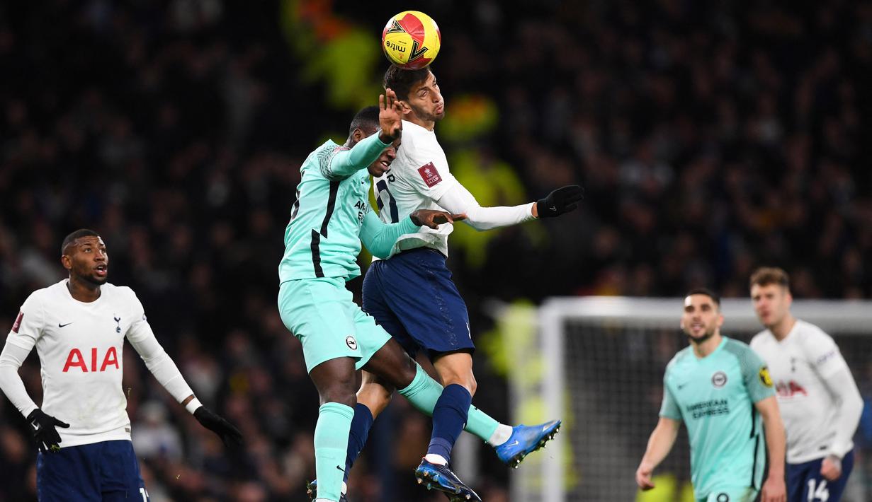 Rodrigo Bentancur (tengah) yang diproyeksikan sebagai jangkar juga menjalani laga perdananya bersama Tottenham saat melawan Brighton dalam pertandingan Piala FA. Tottenham membeli Bentancur dari Juventus pada Januari lalu seharga 19 juta Euro. (AFP/Daniel Leal)