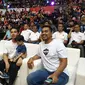 Pendiri Amartha Mikro Fintek, Andi Taufan Garuda Putra (kanan) saat menyaksikan laga final Piala Presiden Bola Basket 2019 bersama putra Presiden Joko Widodo, Gibran Rakabuming, dan cucunya, Jan Ethes, di GOR Sritex Arena, Solo, Jawa Tengah, Minggu (24/11/2019).