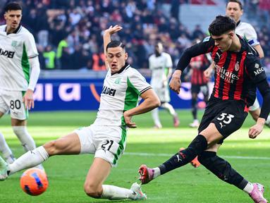 Bek Sassuolo, Jay Idzes, berusaha menghentikan tendangan pemain AC Milan, Davide Bartesaghi, pada pekan ke-15 Serie A di San Siro, Minggu (14/12/2025) malam WIB. (AFP/Piero Cruciatti)