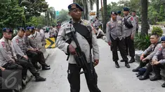 Petugas kepolisian berjaga di sekitar lokasi sidang kasus penodaan agama di Jakarta, Selasa (11/4). Sidang dengan terdakwa Basuki T Purnama alias Ahok yang beragendakan pembacaan tuntutan tersebut resmi ditunda. (Liputan6.com/Immanuel Antonius)