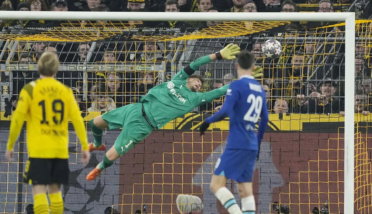 Kiper Borussia Dortmund, Gregor Kobel membuat penyelamatan saat menghadapi Chelsea dalam laga leg pertama babak 16 besar Liga Champions 2022/2023 di Signal Iduna Park, Dortmund, Kamis (16/2/2023) dini hari WIB. (AP Photo/Martin Meissner)