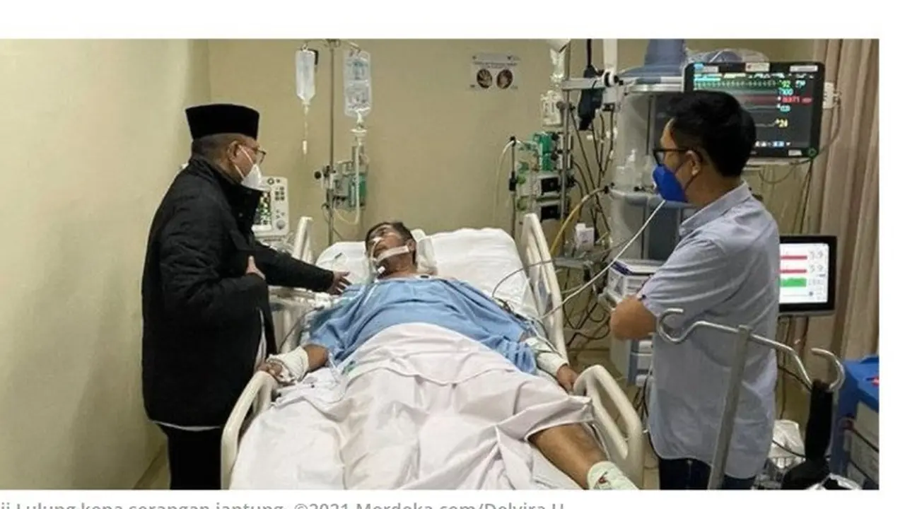 Ketua Umum PAN Zulkifli Hasan atau Zulhas menjenguk Ketua DPD PPP DKI Jakarta Abraham Lunggana alias Haji Lulung yang dikabarkan alami serangan jantung.