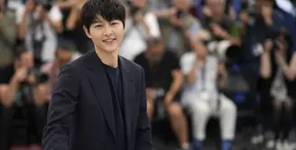 Song Joong-ki berpose dalam sesi photo call untuk film Hopeless di Festival Film Cannes 2023. Ini merupakan debut perdananya di festival bergengsi tersebut. (AP Photo/Daniel Cole)