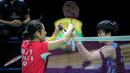 Pebulu tangkis tunggal putri Korea Selatan, An Se Yong (kiri) bertukar bandana atau headband dengan wakil China, Wang Zhi Yi pada babak semifinal Indonesia Open 2024 di Istora Senayan, Jakarta, Sabtu (08/06/2024). (Bola.com/Syahkist Afi Daib)