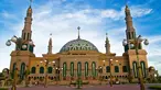 Masjid Islamic Center Samarinda di Kalimantan Timur menjadi salah satu masjid termegah di Indonesia setelah Masjid Istiqlal. Sorotan lampu pada malam hari membuat masjid ini terlihat semakin cantik. (Istimewa)