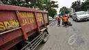 Sejumlah petugas mengaspal jalanan yang berlubang di Jalan Kramat Raya, Jakarta, Rabu (25/2/2015). Pascabanjir beberapa waktu lalu, sebanyak 700 titik lubang bermunculan di jalan Ibukota. (Liputan6.com/Faizal Fanani)