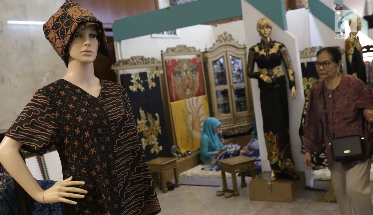 Pengunjung melihat-lihat stand pameran Gelar Kain Unggulan Nusantara di Jakarta Convention Center, Jumat (27/9/2019). Ratusan model kain dipamerkan dalam Gelar Kain Unggulan Nusantara yang berlangsung hingga Minggu, 29 September mendatang. (Liputan6.com/Helmi Fithriansyah)