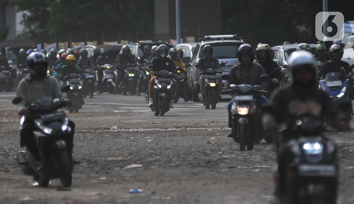 Tak sedikit pemotor mengambil jalan bahu paling kanan, dimana juga sangat mengganggu kendaraan lain yang melintas dari Kampung Melayu menuju Bekasi. (merdeka.com/Imam Buhori)