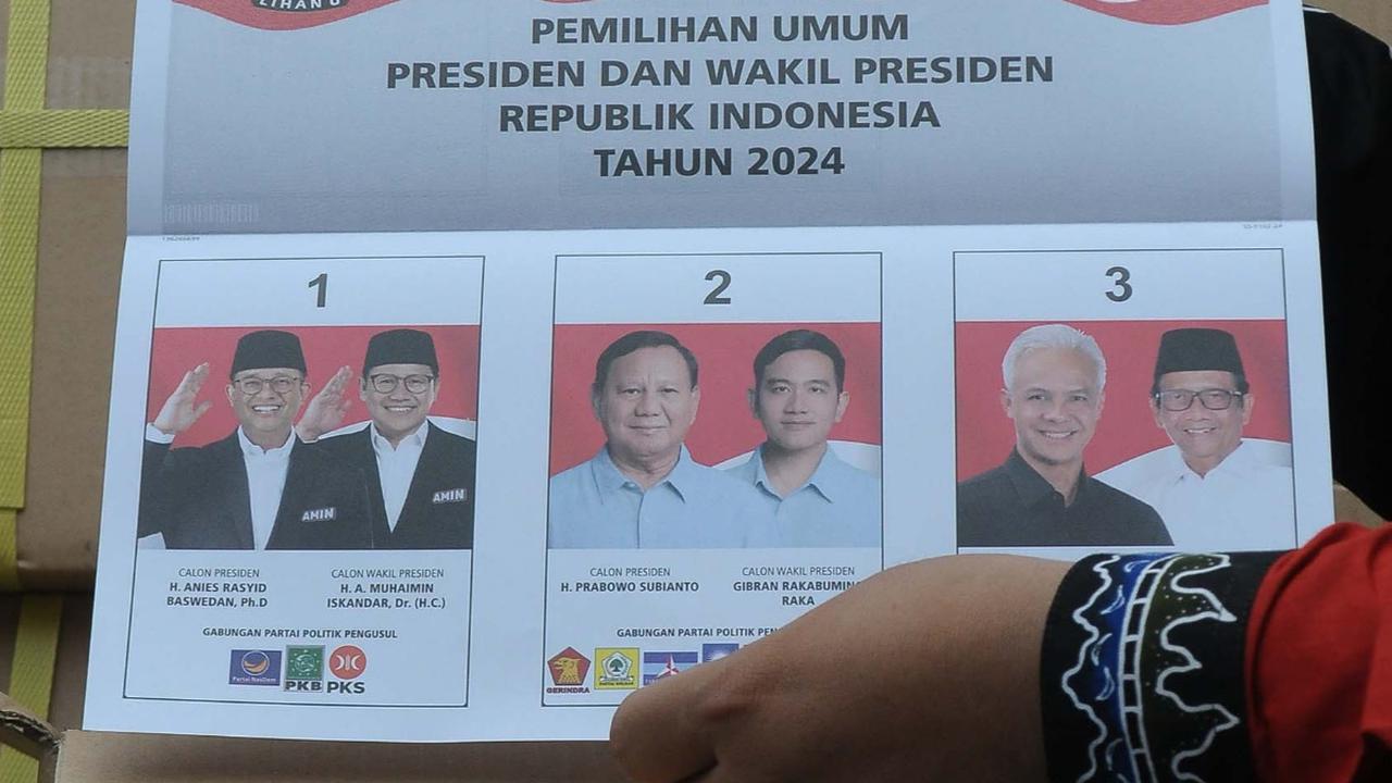 FOTO: Tiba di Gudang Logistik Pulogadung, Ini Penampakan Lembaran Surat Suara Capres dan Cawapres untuk Pemilu 2024