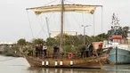 Anggota otoritas benda antik Israel mencoba replika kapal dagang Hellenic berusia 2500 tahun untuk berlayar di Pelabuhan Haifa, Israel (17/3). Kapal ini ditemukan di lepas Pantai Kibbutz, Israel. (AFP Photo/Jack Guez)