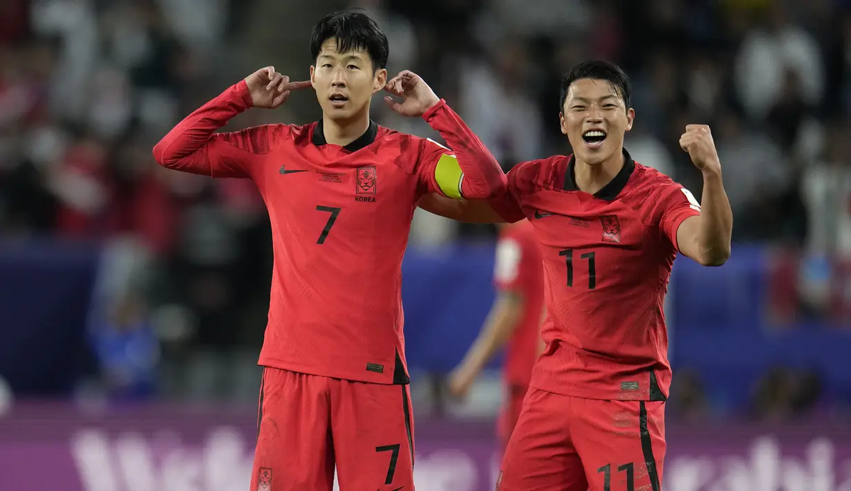 Timnas Korea Selatan sukses melangkah ke semifinal Piala Asia 2023 setelah lagi-lagi melakukan comeback dramatis seperti yang dilakukan di babak 16 besar. Kali ini di babak perempatfinal yang digelar di Al Janoub Stadium, Al Wakrah, Qatar, Jumat (2/2/2024) Australia yang menjadi korban semangat pantang menyerah tim Taeguk Warriors. Tertinggal 0-1 sejak menit ke-42 lewat gol Craig Goodwin, Korea Selatan baru mampu menyamakan skor 1-1 pada masa injury time babak kedua lewat eksekusi penalti bintang Wolverhampton di Premier League, Hwang Hee-chan. Laga pun berlanjut dengan perpanjangan waktu dan Son Heung-min kembali membuktikan kapasitas kebintangannya di Premier League dengan mencetak gol kemenangan pada menit ke-104 dan membawa timnya lolos ke semifinal berkat kemenangan 2-1. (AP Photo/Aijaz Rahi)
