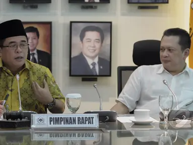 Ketua Fraksi Golkar di DPR Ade Komaruddin (kiri) didampingi Sekretaris Fraksi Partai Golkar Bambang Soesatyo (kanan) menggelar konferensi pers di Senayan, Jakarta, Jumat (6/3/2015). (Liputan6.com/Andrian M Tunay)