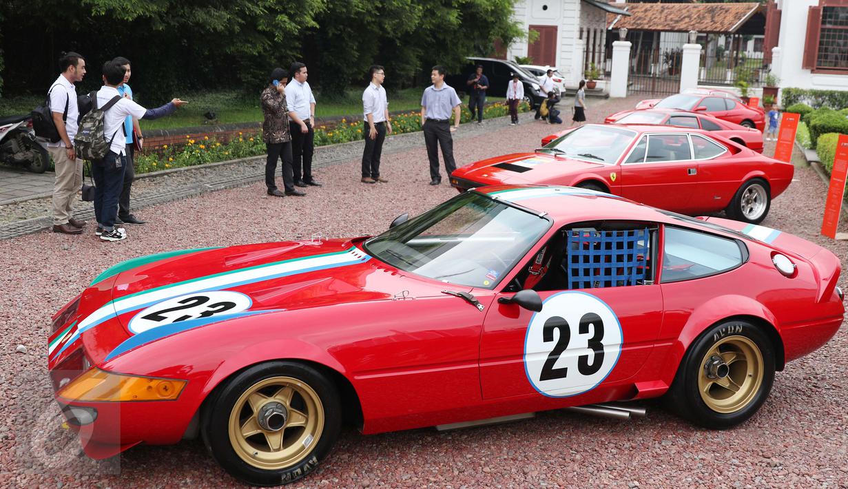 Pengunjung melihat mobil Ferrari klasik yang dipamerkan di Gedung Arsip Nasional, Jakarta, Selasa (14/3). Merayakan ulang tahun ke-70 keberadaan Ferrari di dunia otomotif, Ferrari Jakarta memboyong 10 supercar klasik pilihan. (Liputan6.com/Angga Yuniar)